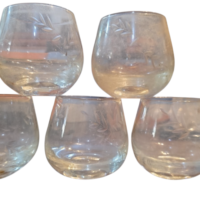 Copos de cristal com lapidações vegetalistas
