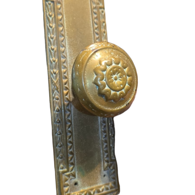 Grande, antigo e pesado puxador de porta com belas ornamentações