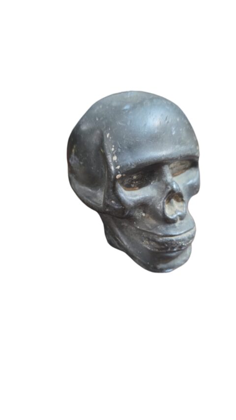 Antigo crânio de metal