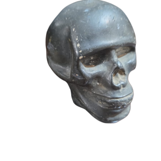Antigo crânio de metal