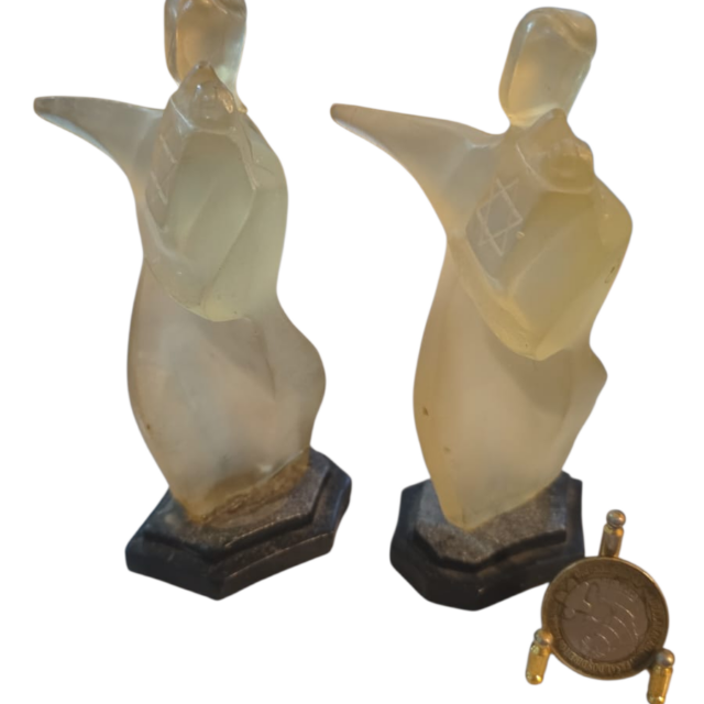 Antigas e belas esculturas judaicas em resina