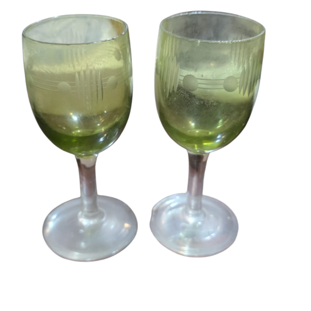Par de taças de licor de cristal lapidado
