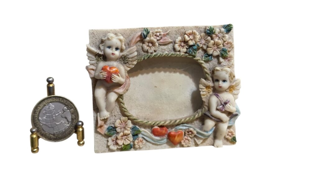 Pequeno porta retrato em resina com decoração de anjos em relevo
