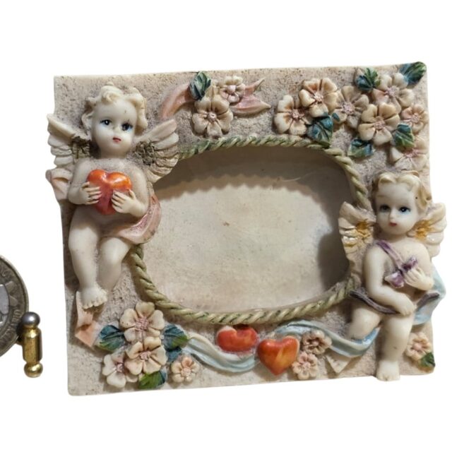 Pequeno porta retrato em resina com decoração de anjos em relevo