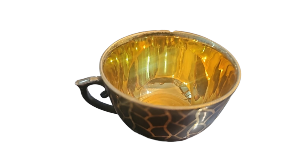 Elegante xícara de porcelana com fartas dourações