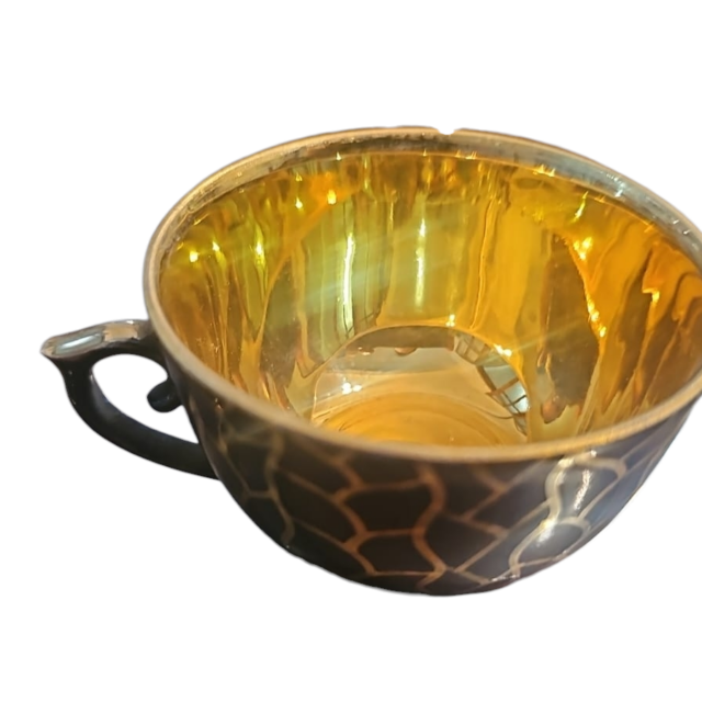 Elegante xícara de porcelana com fartas dourações