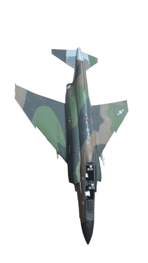 Jato militar de metal com perdas