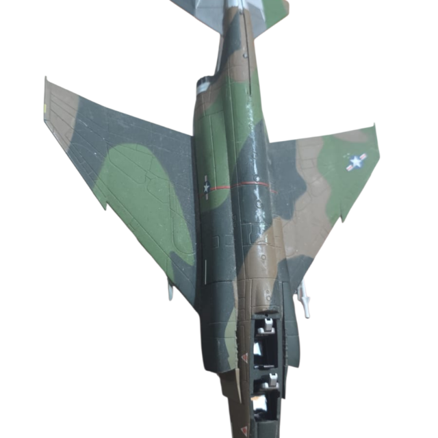 Jato militar de metal com perdas