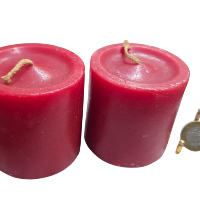Antigo par de velas vermelhas