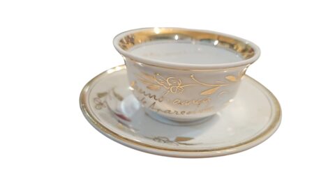 Antiga xícara de porcelana