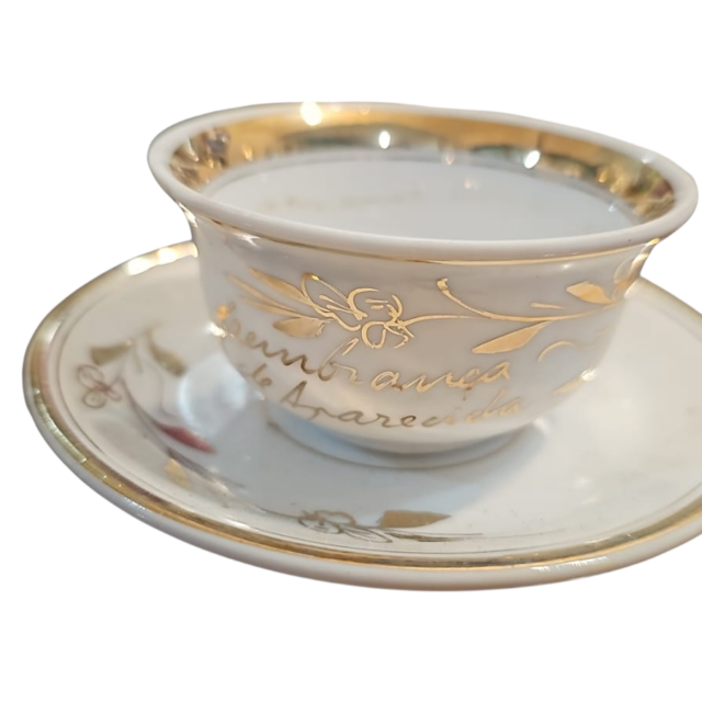 Antiga xícara de porcelana