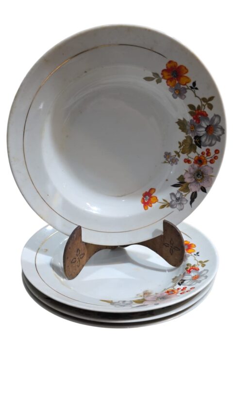 Pratos fundos porcelana Real, motivos florais e filetes de ouro. (valor unitário)
