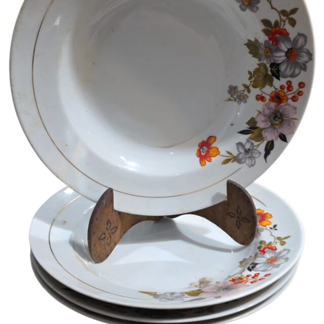 Pratos fundos porcelana Real, motivos florais e filetes de ouro. (valor unitário)