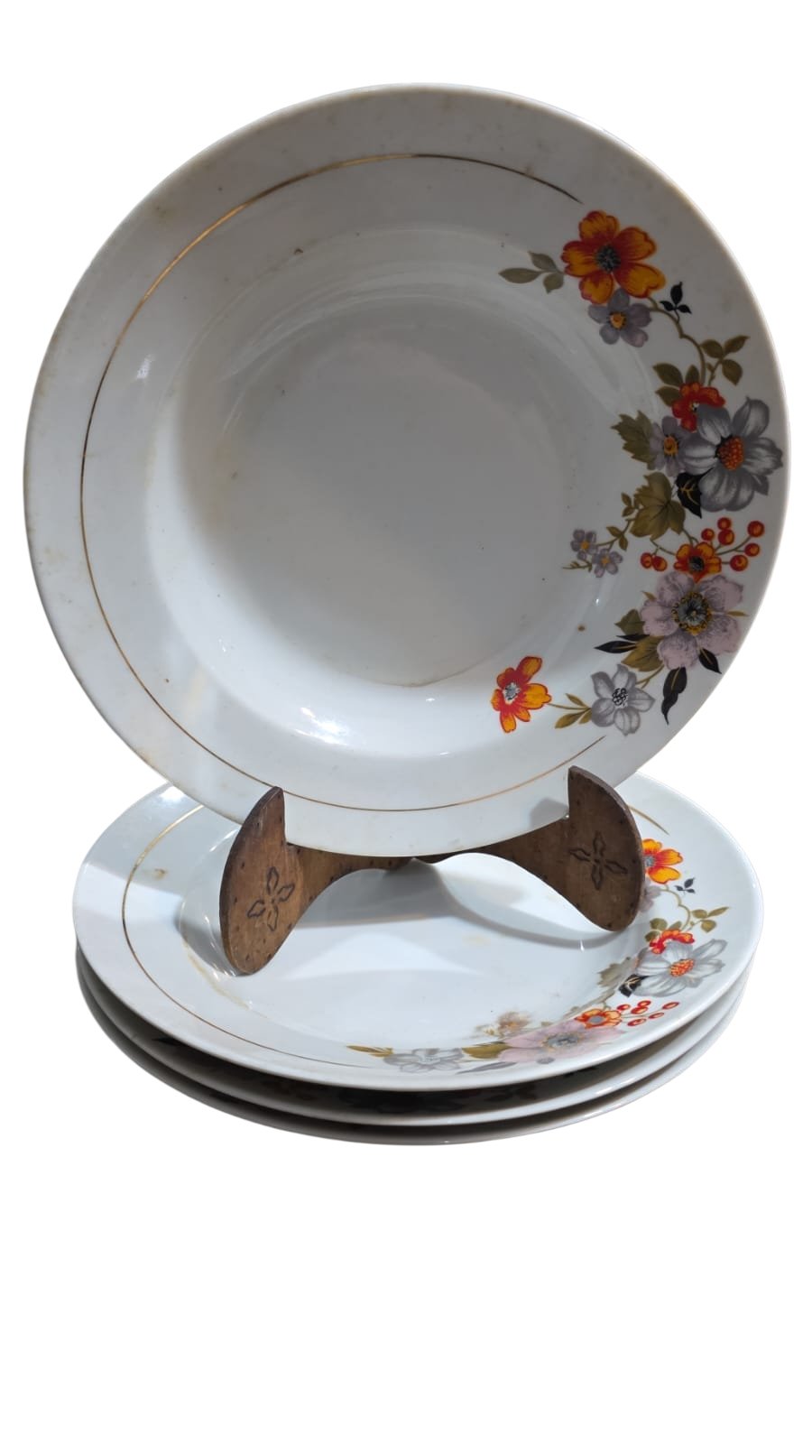Pratos fundos porcelana Real, motivos florais e filetes de ouro. (valor unitário)