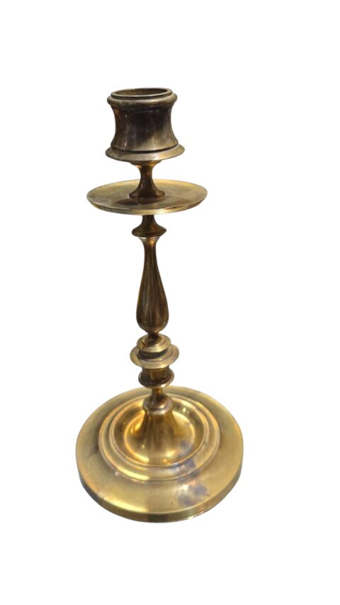 Pesado, elegante e antigo castiçal de bronze maciço