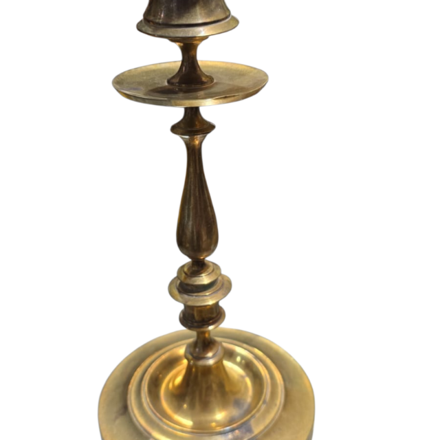 Pesado, elegante e antigo castiçal de bronze maciço