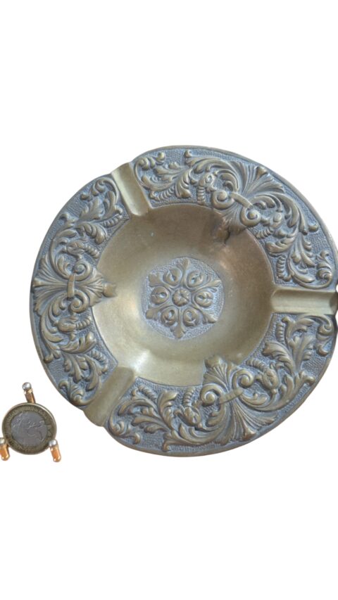 Pesado, antigo e belo cinzeiro de bronze ricamente ornamentado