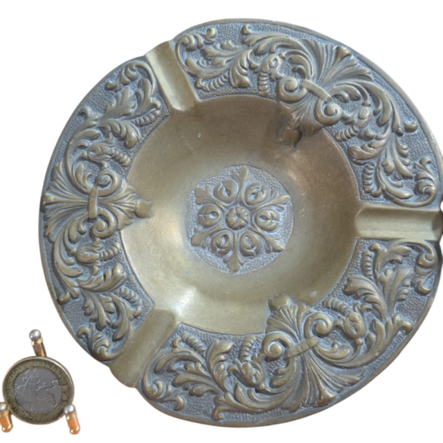 Pesado, antigo e belo cinzeiro de bronze ricamente ornamentado