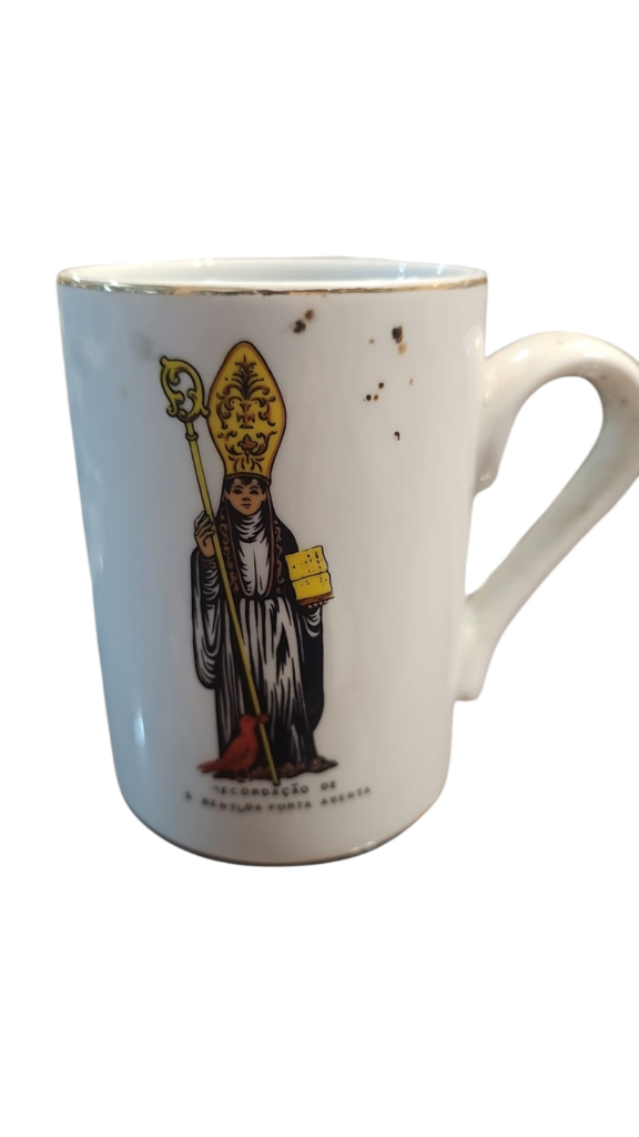 Antiga caneca de porcelana com arte sacra, filetada a ouro