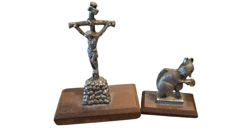 Par de antigas decorações de metal com base de madeira