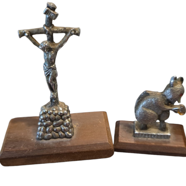 Par de antigas decorações de metal com base de madeira