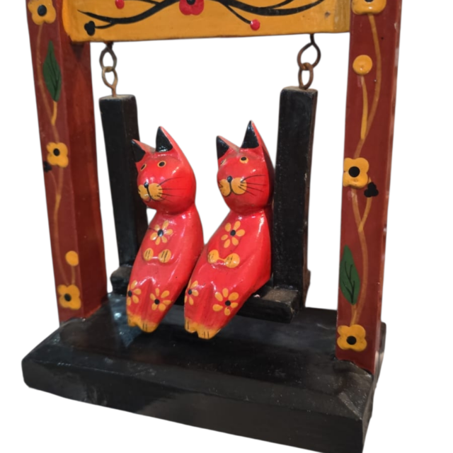 Gatos no balanço, escultura húngara de madeira pintada a mão