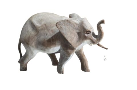 Escultura de elefante entalhado em madeira