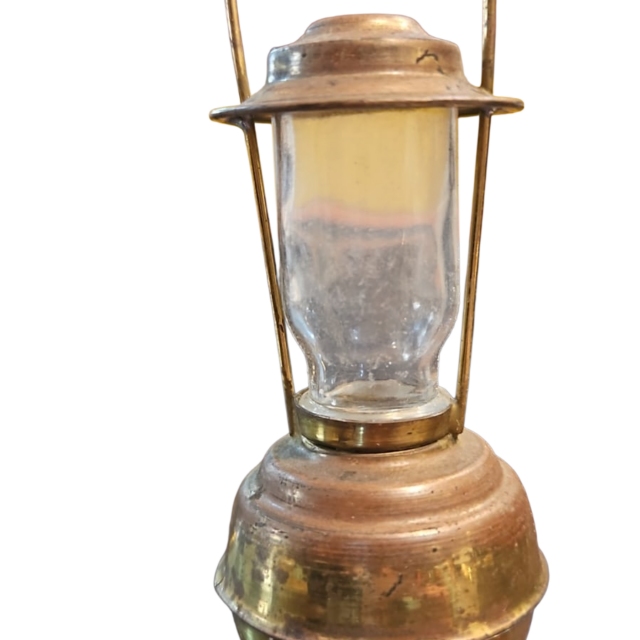 Miniatura de lampião decorativo em metal
