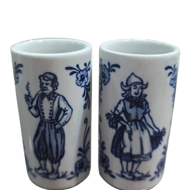 Trio de vasinhos de louça europeia, bela arte