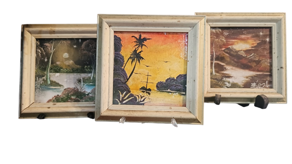 Trio de quadros com azulejos pintados a mão