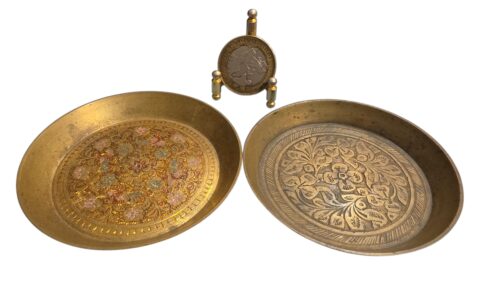 Par de pinga joias de bronze indianos ricamente cinzelados com bela arte.