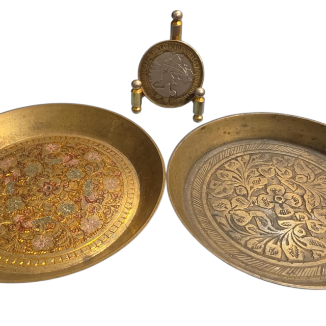 Par de pinga joias de bronze indianos ricamente cinzelados com bela arte.
