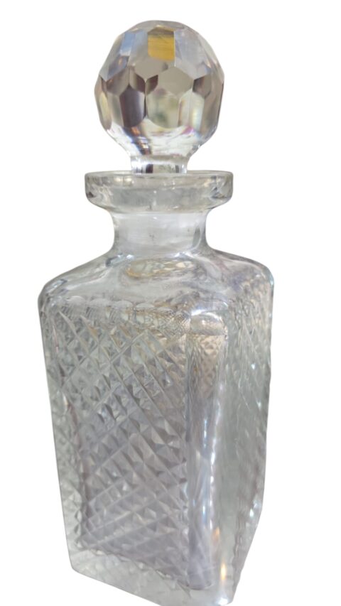 Antiga e pesada licoreira de cristal, boa qualidade