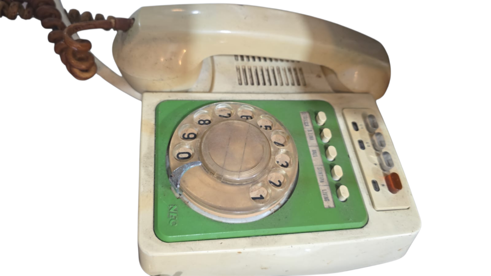 Diferenciado e antigo telefone