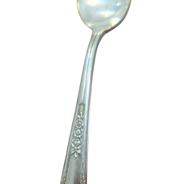 Elegante colher espessurada a prata com cabo cinzelado