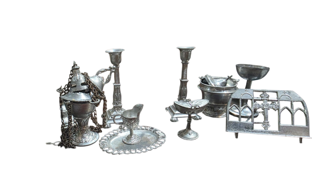 Conjunto francês de miniaturas litúrgicas de metal