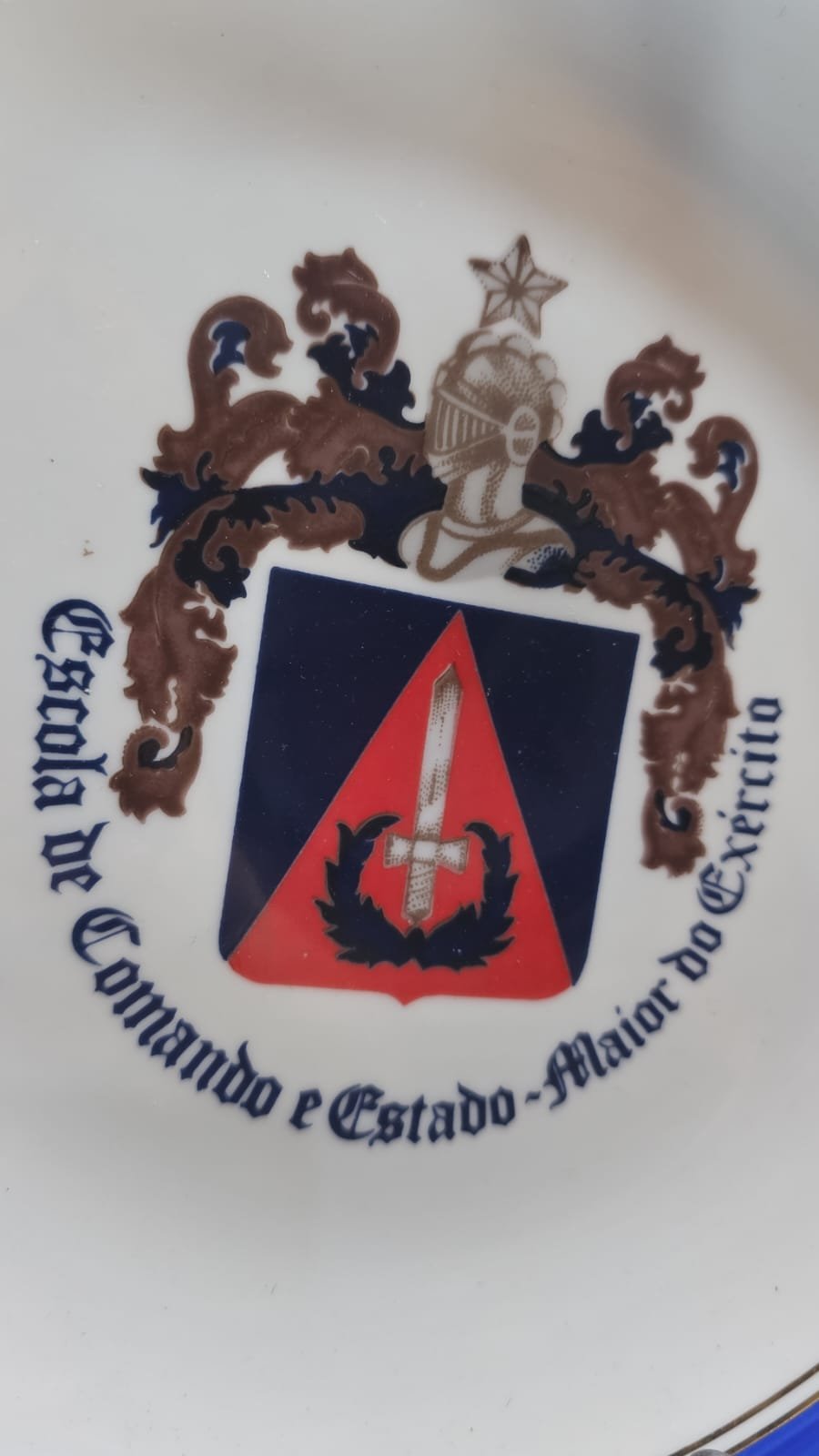 Rara e antiga porcelana, com temática militar, bem colecionável - Imagem 3