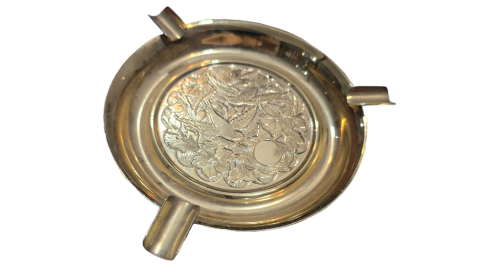 Cinzeiro em dourado metal com bela arte cinzelada