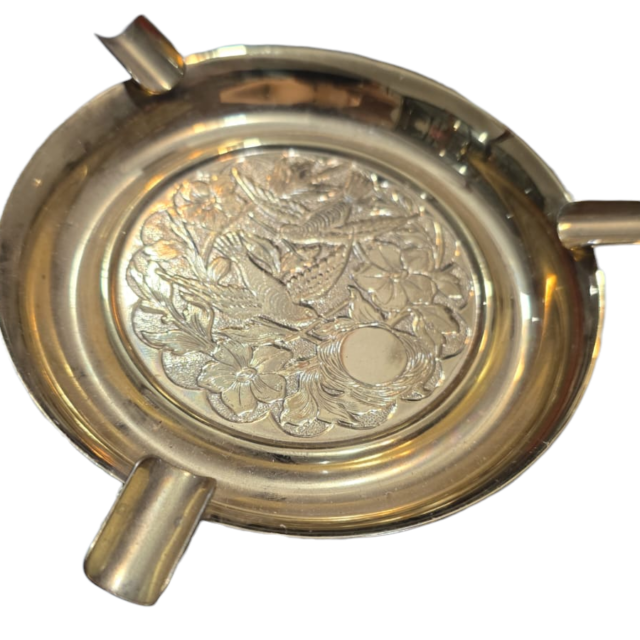 Cinzeiro em dourado metal com bela arte cinzelada