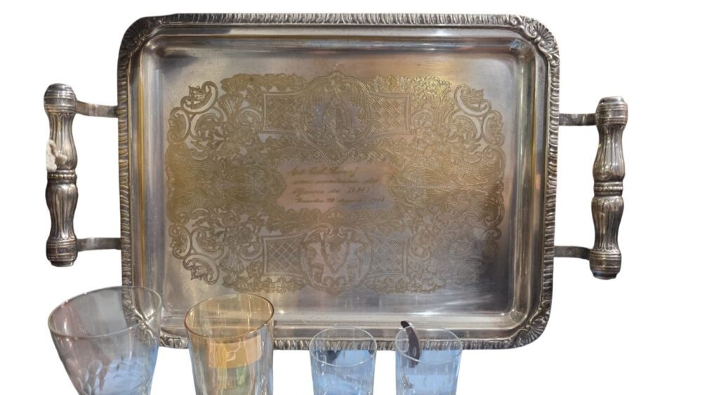 Elegante bandeja espessurada a prata ricamente cinzelada