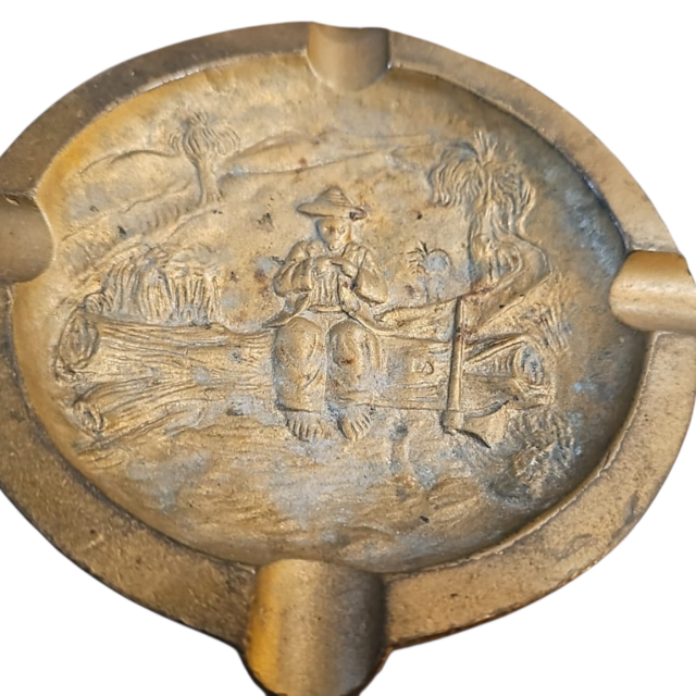 Antigo cinzeiro grande de bronze maciço com bela arte