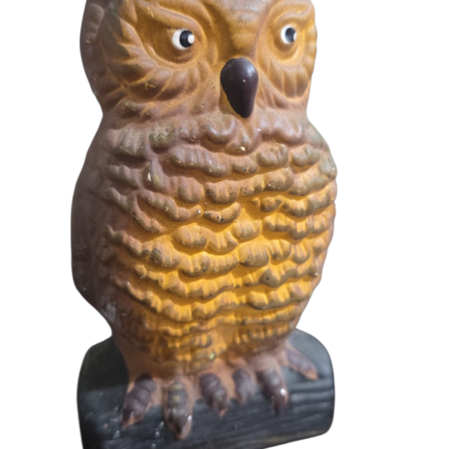 Bela escultura coruja de cerâmica