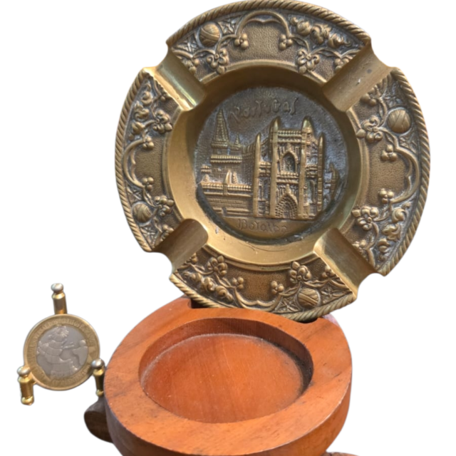 Belo cinzeiro decorativo português em bronze