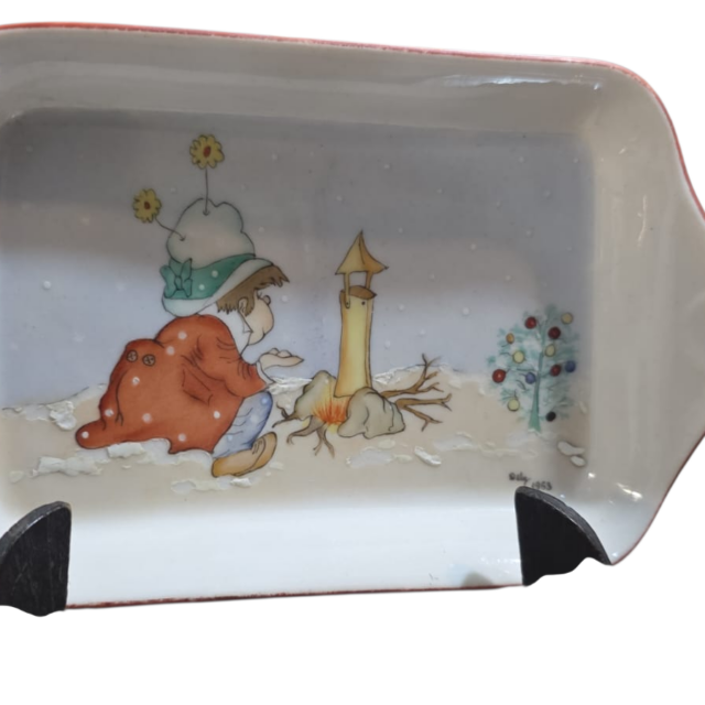 Porcelana pintada a mão, peça assinada e datada, década de 60, linda arte