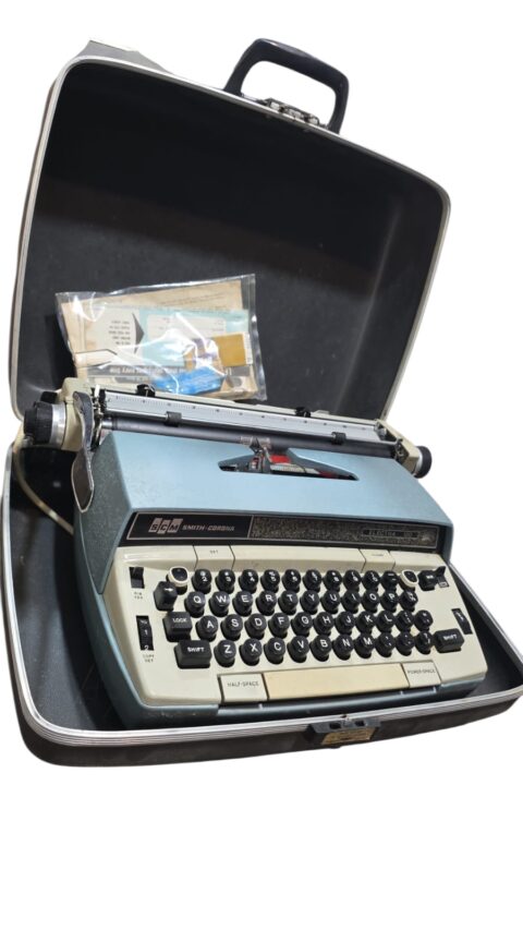 Antiga e rara máquina de escrever
