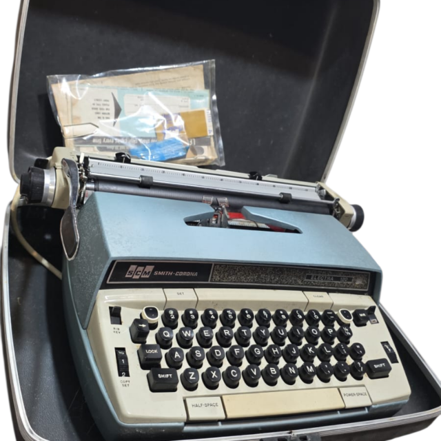 Antiga e rara máquina de escrever