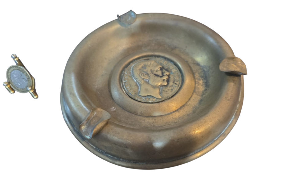 Grande cinzeiro em dourado metal