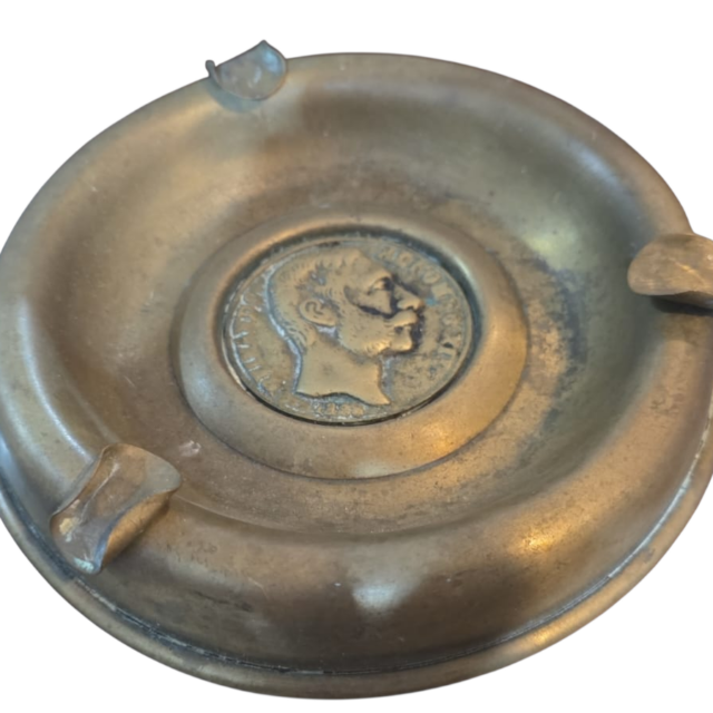 Grande cinzeiro em dourado metal