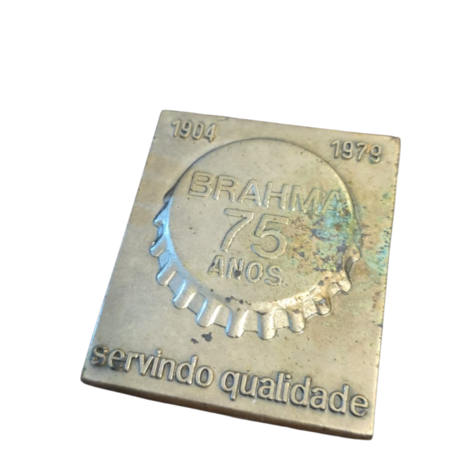 Esta é uma medalha comemorativa de 75 anos da Brahma