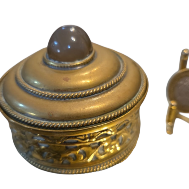 Antigo potiche em dourado metal